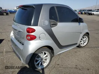 2014 Smart fortwo Passion z VIN WMEEJ9AA4EK787658, wystawiony jako Copart lot #63438465 z przebiegiem Nie podano mil oraz Czysty tytuł • Clean title. Historia ofert i sprzedaży dostępna na DreamBid. Obrazek 3.