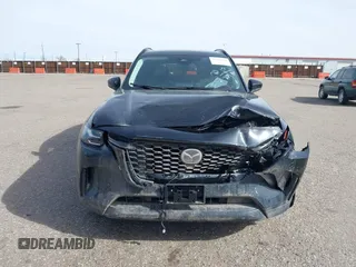 2025 Mazda CX-90 Premium Sport z VIN JM3KKCHD1S1221462, wystawiony jako IAAI lot #41765034 z przebiegiem Nie podano mil oraz . Historia ofert i sprzedaży dostępna na DreamBid. Obrazek 12.