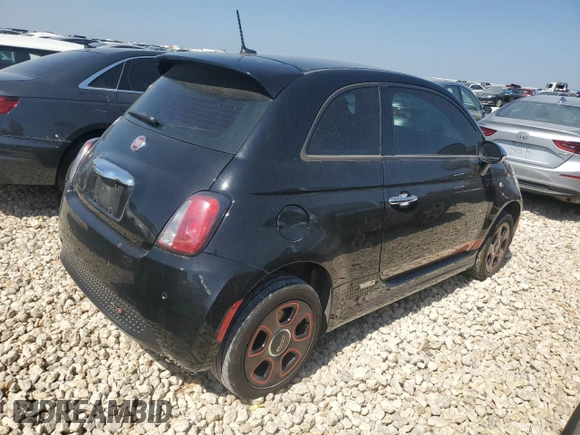 2015 FIAT 500e z VIN 3C3CFFGE5FT585755, wystawiony jako Copart lot #51101515 z przebiegiem 73 342 mil mil oraz Czysty tytuł • Clean title. Historia ofert i sprzedaży dostępna na DreamBid. Obrazek 4.