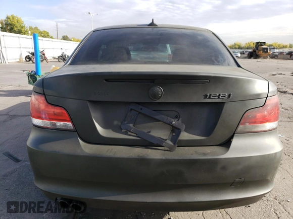 2012 BMW 1 Series 128i z VIN WBAUP9C53CVL91433, wystawiony jako Copart lot #76813734 z przebiegiem 105 877 mil mil oraz Nie do naprawy • Non repairable. Historia ofert i sprzedaży dostępna na DreamBid. Obrazek 6.