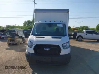 2020 Ford Transit Cargo z VIN 1FDBF6Z81LKB54837, wystawiony jako IAAI lot #41995638 z przebiegiem 63 926 mil mil oraz . Historia ofert i sprzedaży dostępna na DreamBid. Obrazek 12.