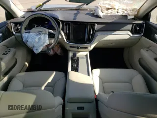2023 Volvo V60 Plus z VIN YV4L12WZ6P2110672, wystawiony jako Copart lot #46479924 z przebiegiem 12 077 mil mil oraz . Historia ofert i sprzedaży dostępna na DreamBid. Obrazek 8.