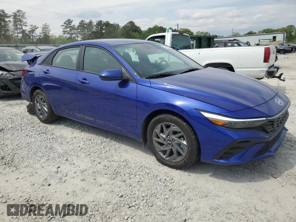 2024 Hyundai Elantra SEL z VIN KMHLM4DG7RU810310, wystawiony jako Copart lot #52614015 z przebiegiem 7 701 mil mil oraz Szkoda całkowita • Salvage title. Historia ofert i sprzedaży dostępna na DreamBid. Obrazek 4.