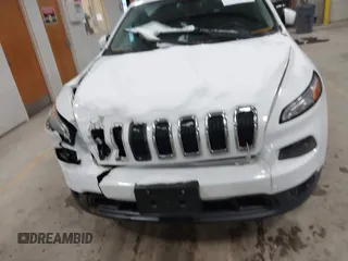 2015 Jeep Cherokee Latitude z VIN 1C4PJMCB4FW635406, wystawiony jako IAAI lot #41168412 z przebiegiem 131 089 mil mil oraz . Historia ofert i sprzedaży dostępna na DreamBid. Obrazek 12.