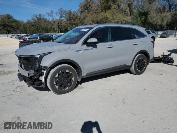 2025 Kia Sorento S z VIN 5XYRL4JCXSG324861, wystawiony jako Copart lot #47929585 z przebiegiem 8 110 mil mil oraz Szkoda całkowita • Salvage title. Historia ofert i sprzedaży dostępna na DreamBid. Obrazek 1.