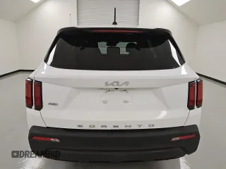 2022 Kia Sorento LX z VIN 5XYRGDLC2NG075039, wystawiony jako Copart lot #56570695 z przebiegiem 81 911 mil mil oraz Czysty tytuł • Clean title. Historia ofert i sprzedaży dostępna na DreamBid. Obrazek 6.