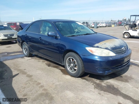 2004 Toyota Camry LE with VIN 4T1BE32K84U381293, listed as a IAAI auction lot 41765044 with 228,746 mi miles. Bid and sale history available at carsss.com. Image 1.