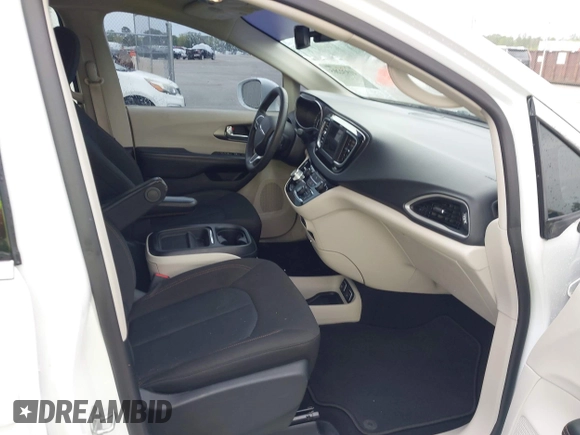 2020 Chrysler Pacifica Touring with VIN 2C4RC1FG4LR135808, listed as a IAAI auction lot 41932205 with 152,073 mi miles and . Bid and sale history available at DreamBid. Image 5.