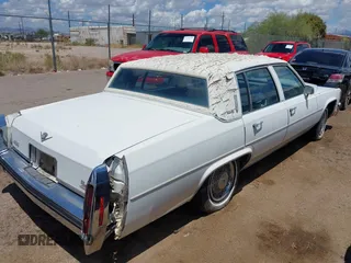 1984 Cadillac DeVille z VIN 1G6AM6989E9064371, wystawiony jako IAAI lot #42365461 z przebiegiem 42 401 mil mil oraz . Historia ofert i sprzedaży dostępna na DreamBid. Obrazek 4.