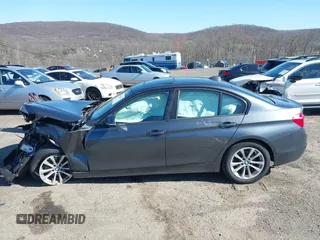 2016 BMW 3 Series 320i xDrive z VIN WBA8E5G59GNU21101, wystawiony jako IAAI lot #41933679 z przebiegiem Nie podano mil oraz . Historia ofert i sprzedaży dostępna na DreamBid. Obrazek 14.