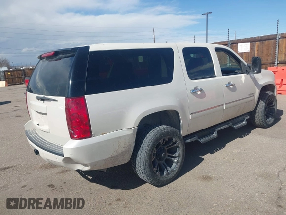 2011 GMC Yukon XL Denali with VIN 1GKS2MEF0BR182132, listed as a IAAI auction lot 41690259 with 204,365 mi miles. Bid and sale history available at carsss.com. Image 4.