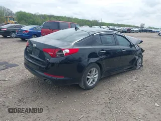 2013 Kia Optima LX z VIN 5XXGM4A71DG237574, wystawiony jako IAAI lot #42128874 z przebiegiem 127 114 mil mil oraz . Historia ofert i sprzedaży dostępna na DreamBid. Obrazek 4.