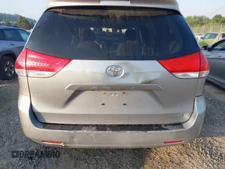 2014 Toyota Sienna LE AAS z VIN 5TDKK3DC8ES433739, wystawiony jako IAAI lot #42680907 z przebiegiem 188 589 mil mil oraz . Historia ofert i sprzedaży dostępna na DreamBid. Obrazek 18.