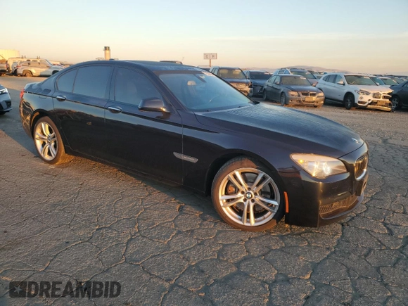 2011 BMW 7 Series 750i z VIN WBAKA8C57BCY36575, wystawiony jako Copart lot #77526024 z przebiegiem 120 087 mil mil oraz Czysty tytuł • Clean title. Historia ofert i sprzedaży dostępna na DreamBid. Obrazek 4.