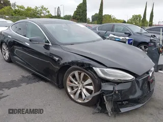 2017 Tesla Model S 100D z VIN 5YJSA1E26HF197176, wystawiony jako IAAI lot #42565791 z przebiegiem 120 287 mil mil oraz . Historia ofert i sprzedaży dostępna na DreamBid. Obrazek 1.