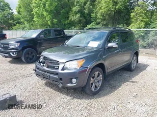 2012 Toyota RAV4 Sport z VIN JTMRK4DV9C5107828, wystawiony jako IAAI lot #42430899 z przebiegiem 109 768 mil mil oraz . Historia ofert i sprzedaży dostępna na DreamBid. Obrazek 2.