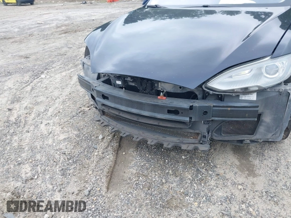 2014 Tesla Model S 60 z VIN 5YJSA1H17EFP33860, wystawiony jako IAAI lot #42471432 z przebiegiem 142 045 mil mil oraz . Historia ofert i sprzedaży dostępna na DreamBid. Obrazek 6.