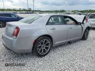 2018 Chrysler 300 S z VIN 2C3CCABG4JH262027, wystawiony jako Copart lot #54583555 z przebiegiem 79 312 mil mil oraz Szkoda całkowita • Salvage title. Historia ofert i sprzedaży dostępna na DreamBid. Obrazek 3.