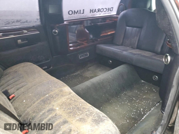 2003 Lincoln Town Car Executive z VIN 1L1FM81W33Y653215, wystawiony jako Copart lot #84396364 z przebiegiem Nie podano mil oraz Szkoda całkowita • Salvage title. Historia ofert i sprzedaży dostępna na DreamBid. Obrazek 6.