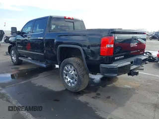 2015 GMC Sierra 2500HD Denali z VIN 1GT120E86FF667058, wystawiony jako IAAI lot #42212058 z przebiegiem 104 069 mil mil oraz . Historia ofert i sprzedaży dostępna na DreamBid. Obrazek 3.
