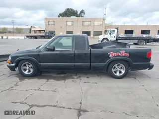 2000 Chevrolet S-10 LS with VIN 1GCCS19W5Y8161574, listed as a IAAI auction lot 41935197 with 255,231 mi miles. Bid and sale history available at carsss.com. Image 15.