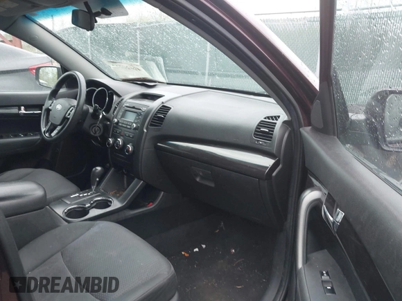 2013 Kia Sorento LX with VIN 5XYKTDA21DG348056, listed as a IAAI auction lot 42020513 with 233,308 mi miles. Bid and sale history available at carsss.com. Image 5.