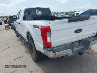 2018 Ford F-250 XL z VIN 1FT7W2B60JEC59800, wystawiony jako IAAI lot #42458664 z przebiegiem 198 245 mil mil oraz . Historia ofert i sprzedaży dostępna na DreamBid. Obrazek 3.