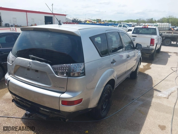 2007 Mitsubishi Outlander ES with VIN JA4MS31X17Z008178, listed as a IAAI auction lot 41809924 with 262,004 mi miles. Bid and sale history available at carsss.com. Image 4.