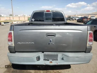 2008 Mitsubishi Raider LS z VIN 1Z7HT28KX8S620516, wystawiony jako Copart lot #76298034 z przebiegiem 185 938 mil mil oraz Szkoda całkowita • Salvage title. Historia ofert i sprzedaży dostępna na DreamBid. Obrazek 6.