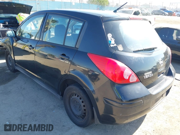 2008 Nissan Versa S z VIN 3N1BC13E28L454216, wystawiony jako IAAI lot #41992366 z przebiegiem 195 288 mil mil oraz . Historia ofert i sprzedaży dostępna na DreamBid. Obrazek 3.
