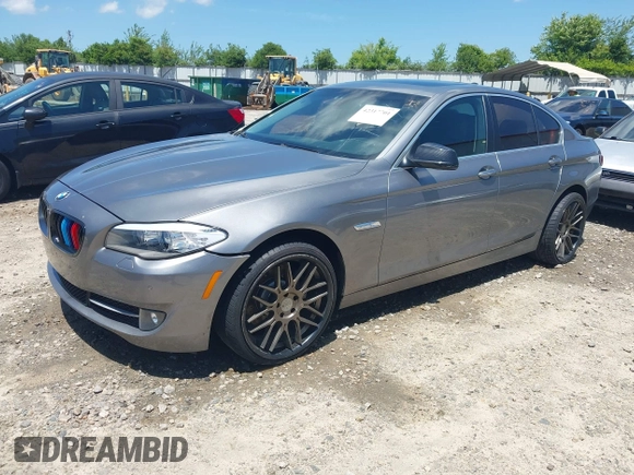 2012 BMW 5 Series 535i xDrive z VIN WBAFU7C58CDU63402, wystawiony jako IAAI lot #42317701 z przebiegiem 118 060 mil mil oraz . Historia ofert i sprzedaży dostępna na DreamBid. Obrazek 2.