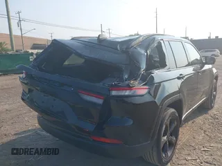 2024 Jeep Grand Cherokee Laredo z VIN 1C4RJHAG0RC235461, wystawiony jako IAAI lot #40354033 z przebiegiem 589 mil mil oraz . Historia ofert i sprzedaży dostępna na DreamBid. Obrazek 6.