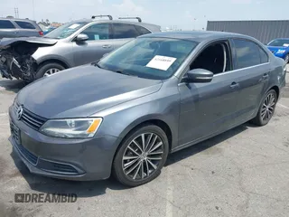 2014 Volkswagen Jetta SE z VIN 3VWD17AJXEM378102, wystawiony jako IAAI lot #42168899 z przebiegiem 117 021 mil mil oraz . Historia ofert i sprzedaży dostępna na DreamBid. Obrazek 2.