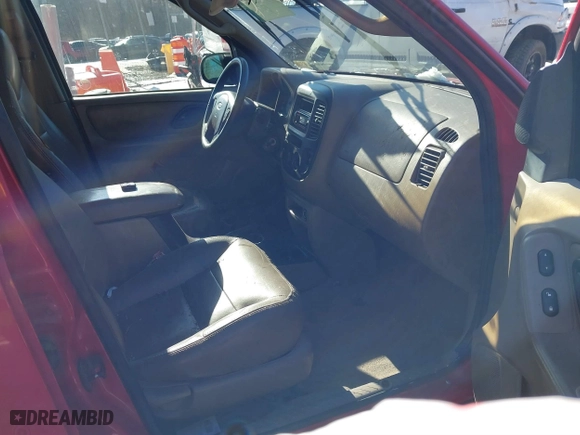 2001 Ford Escape XLT with VIN 1FMYU04131KB51488, listed as a IAAI auction lot 41363166 with 327,580 mi miles. Bid and sale history available at carsss.com. Image 5.