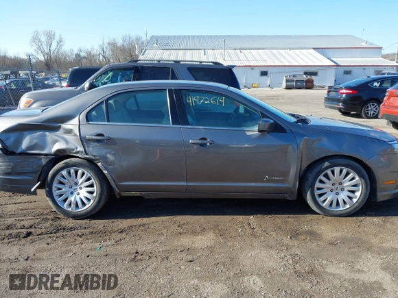 2010 Ford Fusion Hybrid z VIN 3FADP0L35AR423330, wystawiony jako IAAI lot #41972619 z przebiegiem 154 026 mil mil oraz . Historia ofert i sprzedaży dostępna na DreamBid. Obrazek 13.