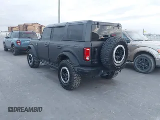 2021 Ford Bronco z VIN 1FMEE5DH0MLA77066, wystawiony jako IAAI lot #41889270 z przebiegiem 62 610 mil mil oraz . Historia ofert i sprzedaży dostępna na DreamBid. Obrazek 3.