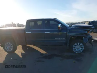 2017 GMC Sierra 2500HD Denali z VIN 1GT12UEG3HF132898, wystawiony jako IAAI lot #41442407 z przebiegiem 83 432 mil mil oraz . Historia ofert i sprzedaży dostępna na DreamBid. Obrazek 14.
