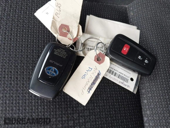 2019 Toyota Prius L Eco z VIN JTDKARFU2K3096560, wystawiony jako IAAI lot #42322950 z przebiegiem 20 866 mil mil oraz . Historia ofert i sprzedaży dostępna na DreamBid. Obrazek 11.