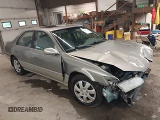 2001 Toyota Camry CE z VIN JT2BG22K810546666, wystawiony jako IAAI lot #42301655 z przebiegiem 131 530 mil mil oraz . Historia ofert i sprzedaży dostępna na DreamBid. Obrazek 1.