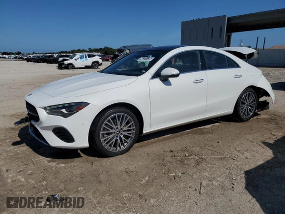 2025 Mercedes-Benz CLA 250 z VIN W1K5J4GB4SN522417, wystawiony jako Copart lot #56221135 z przebiegiem 17 314 mil mil oraz Tytuł czysty. Historia ofert i sprzedaży dostępna na DreamBid. Obrazek 1.