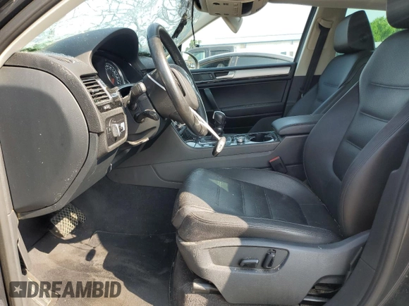 2015 Volkswagen Touareg Lux с VIN WVGEP9BP6FD003059, выставлен на аукционе Copart как лот 59670505 с пробегом 162 945 миль миль и Списание • Salvage title. История ставок и продаж доступна на DreamBid. Изображение 7.