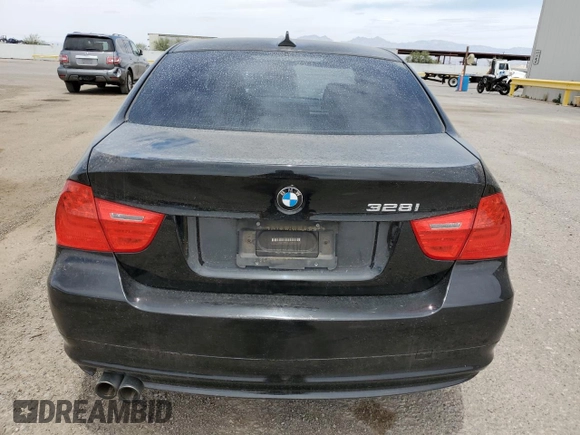 2009 BMW 3 Series 328i z VIN WBAPH57569NM34006, wystawiony jako Copart lot #56855315 z przebiegiem 146 045 mil mil oraz Czysty tytuł • Clean title. Historia ofert i sprzedaży dostępna na DreamBid. Obrazek 6.