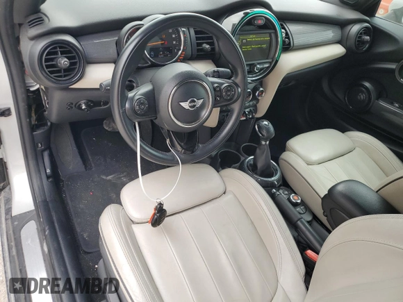 2016 MINI Convertible z VIN WMWWG5C51G3C19570, wystawiony jako Copart lot #47802705 z przebiegiem 92 492 mil mil oraz Szkoda całkowita • Salvage title. Historia ofert i sprzedaży dostępna na DreamBid. Obrazek 8.