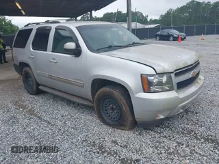 2010 Chevrolet Tahoe LT z VIN 1GNMCBE39AR148868, wystawiony jako IAAI lot #42378981 z przebiegiem 206 233 mil mil oraz . Historia ofert i sprzedaży dostępna na DreamBid. Obrazek 1.