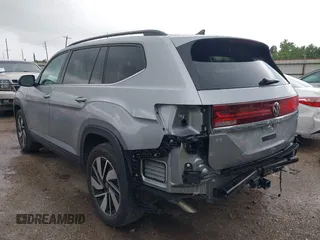 2025 Volkswagen Atlas SE z VIN 1V2HR2CA8SC531486, wystawiony jako IAAI lot #42508906 z przebiegiem 10 565 mil mil oraz . Historia ofert i sprzedaży dostępna na DreamBid. Obrazek 3.