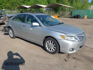 2011 Toyota Camry LE z VIN 4T4BF3EK2BR211720, wystawiony jako IAAI lot #42144433 z przebiegiem 129 037 mil mil oraz . Historia ofert i sprzedaży dostępna na DreamBid. Obrazek 1.