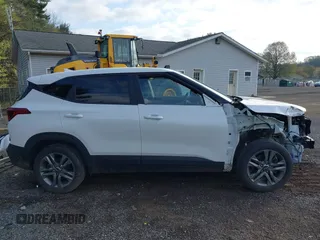 2021 Kia Seltos LX z VIN KNDEPCAA7M7213292, wystawiony jako IAAI lot #42092576 z przebiegiem 35 664 mil mil oraz . Historia ofert i sprzedaży dostępna na DreamBid. Obrazek 14.
