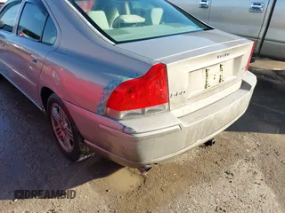 2005 Volvo S60 with VIN YV1RS592052456346, listed as a IAAI auction lot 41893903 with 231,007 mi miles. Bid and sale history available at carsss.com. Image 6.