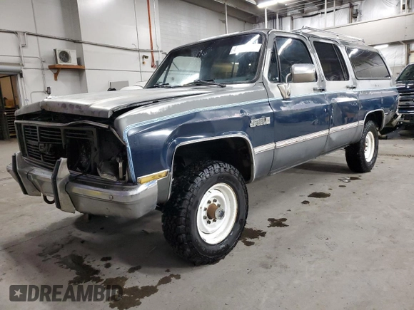 1987 GMC Suburban z VIN 1GKGV26K8HF534817, wystawiony jako Copart lot #43368215 z przebiegiem 82 553 mil mil oraz Tytuł czysty. Historia ofert i sprzedaży dostępna na DreamBid. Obrazek 1.