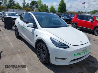 2020 Tesla Model Y Long Range z VIN 5YJYGDEF8LF025673, wystawiony jako IAAI lot #42002531 z przebiegiem 43 763 mil mil oraz . Historia ofert i sprzedaży dostępna na DreamBid. Obrazek 1.